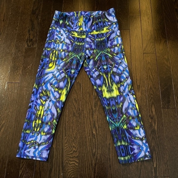 😍2/$20 Fabletics Sz S Define PowerHold® Mid-Rise Capri Electric Zebra Print - Picture 4 of 7